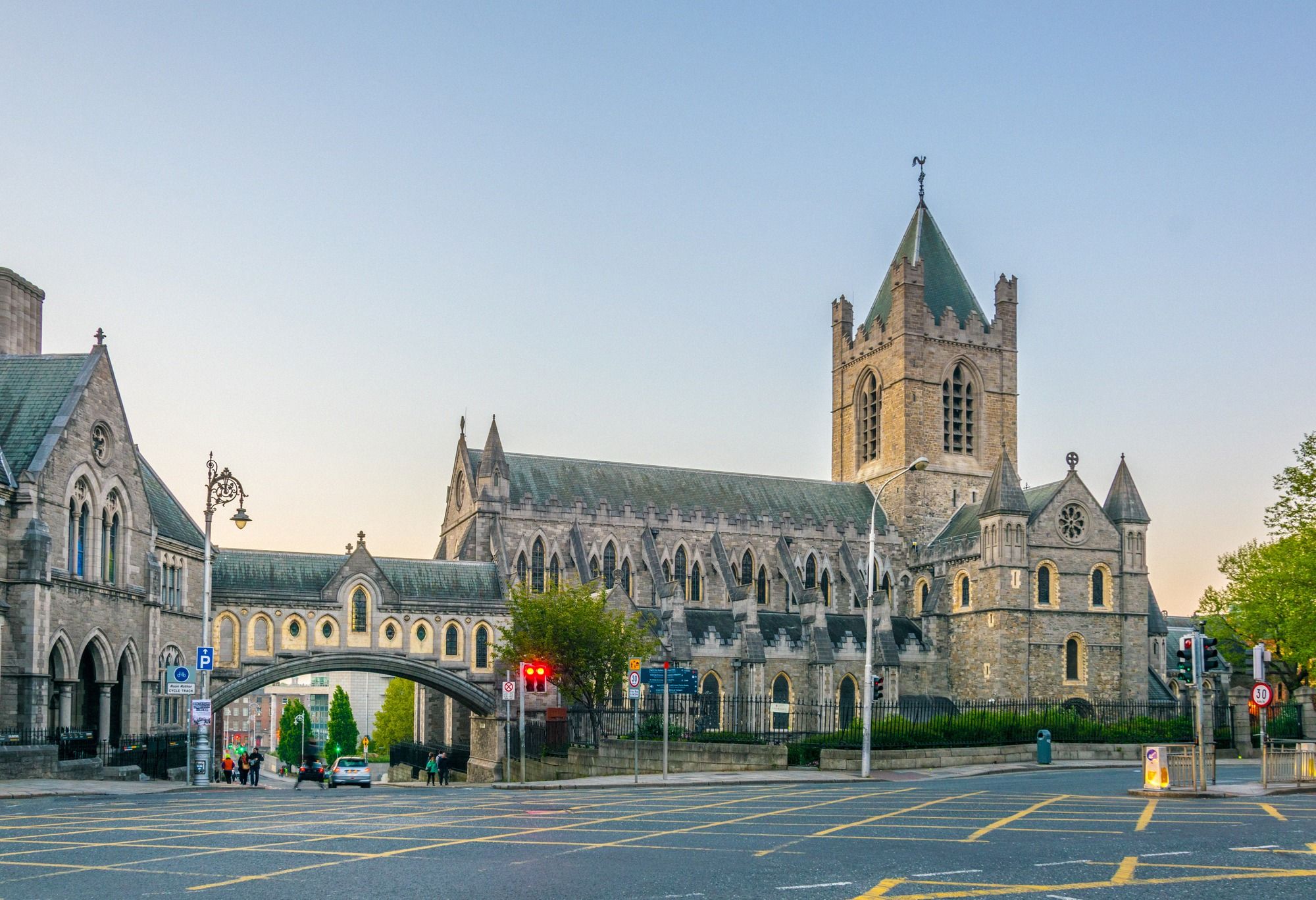 Mittelalterliche Christ Church Cathedral mit charakteristischem Turm und gotischer Architektur.