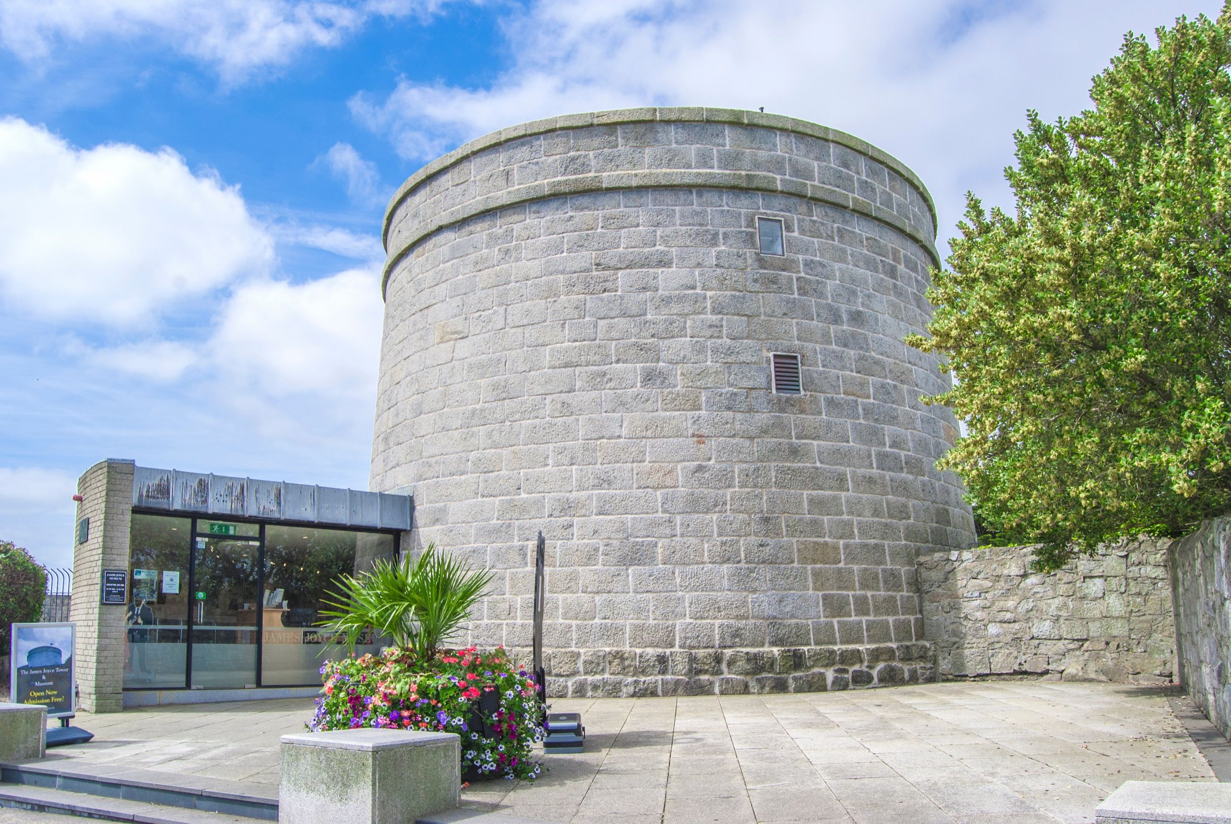 Der historische Martello Tower (James Joyce Tower) in Sandycove mit Steg in Dalkey.