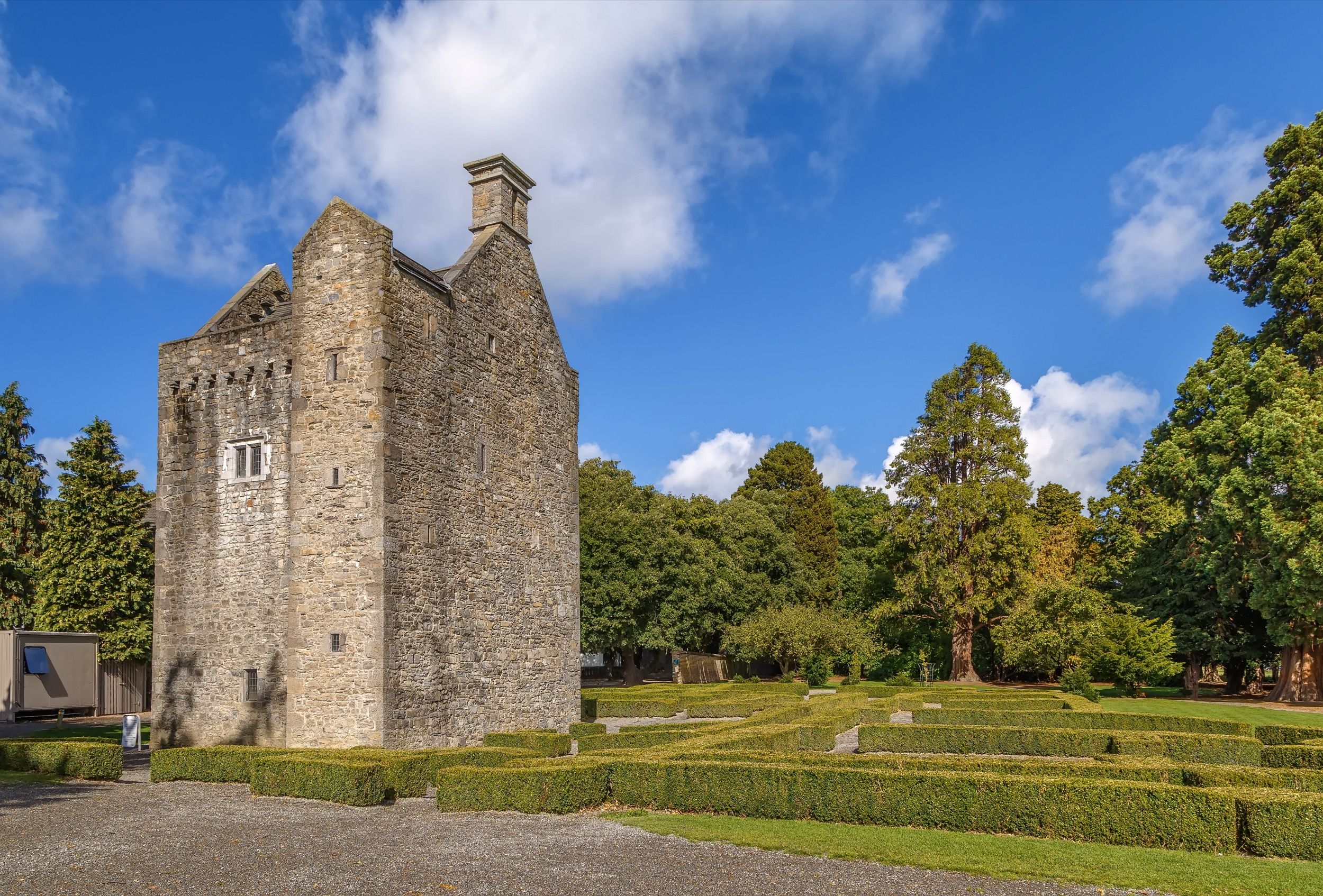 Ashtown Tower, ein Wehrturm im Phoenix Park mit grüner Parklandschaft.