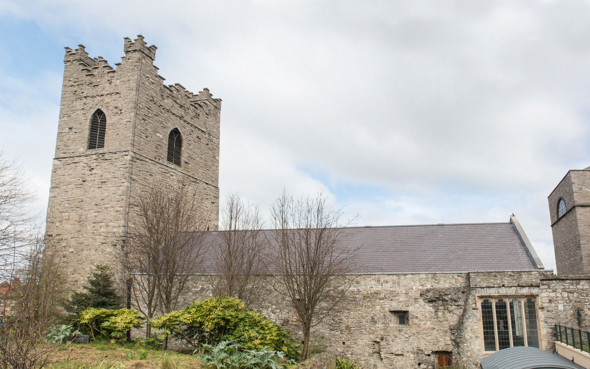 Mittelalterliche Pfarrkirche mit charakteristischem quadratischem Turm an der Liffey, älteste Pfarrkirche Dublins.