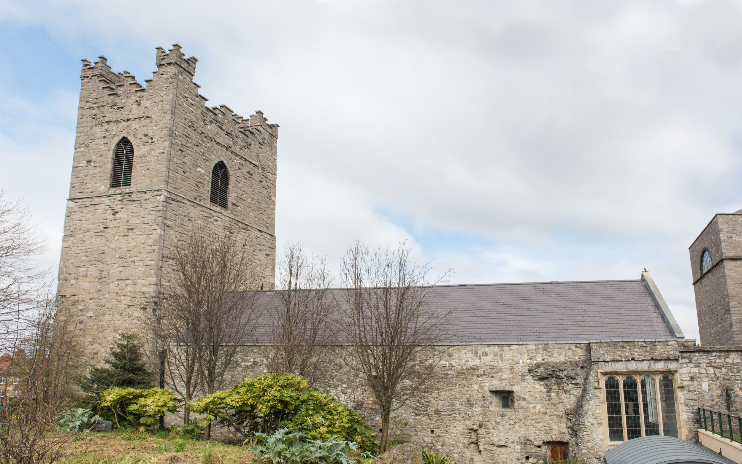Mittelalterliche Pfarrkirche mit charakteristischem quadratischem Turm an der Liffey, älteste Pfarrkirche Dublins.