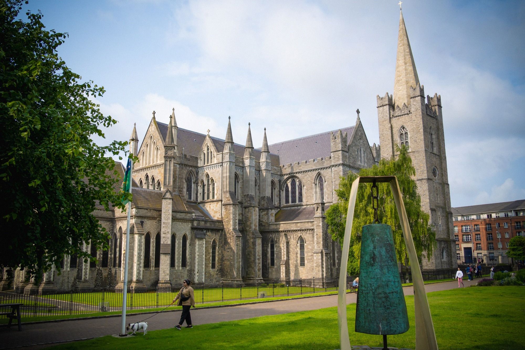 St Patricks Cathedral mit charakteristischem Uhrenturm und grüner Kupferkuppel.