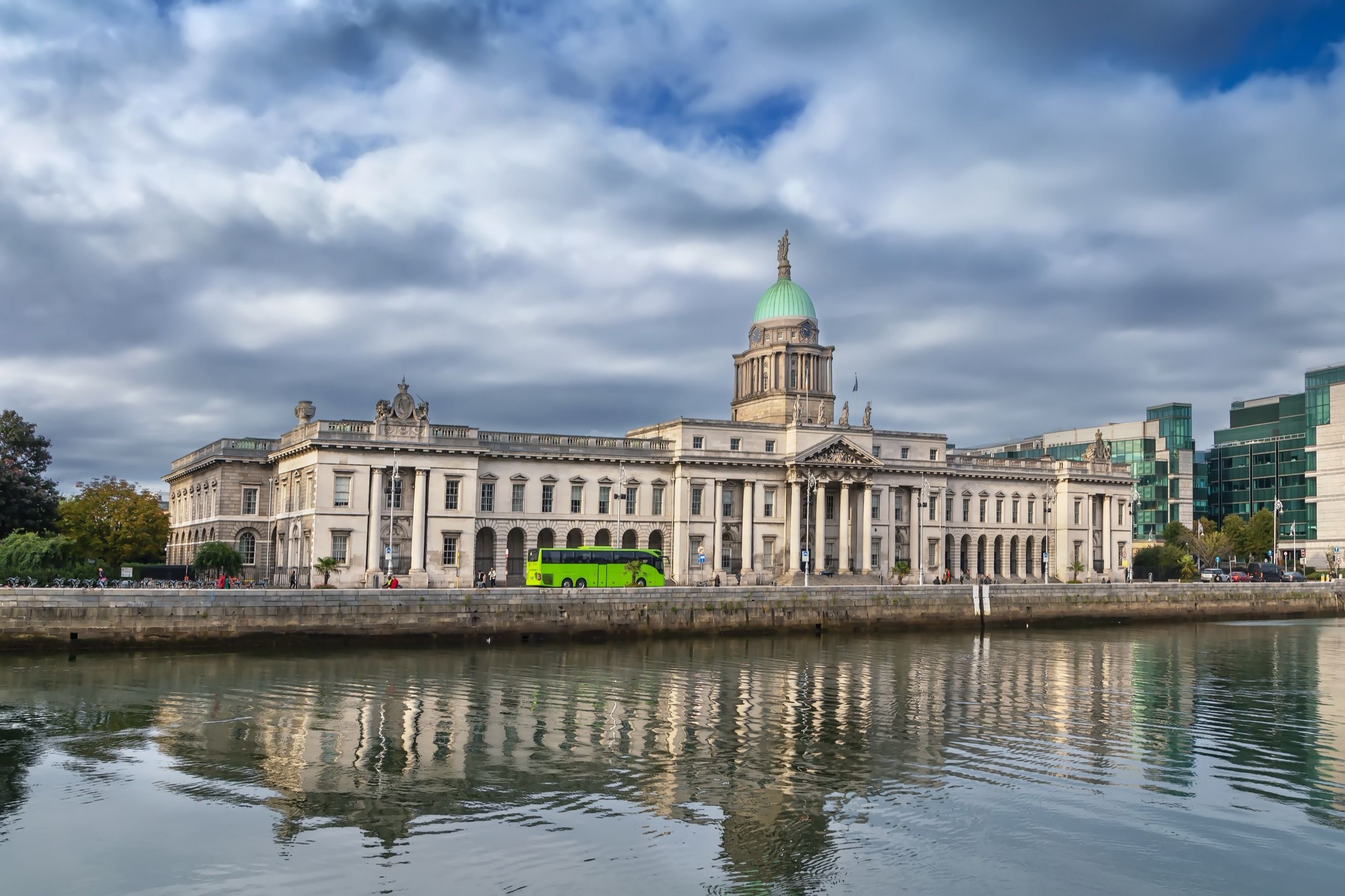 Neoklassizistisches Custom House mit charakteristischer grüner Kuppel am Ufer des River Liffey.