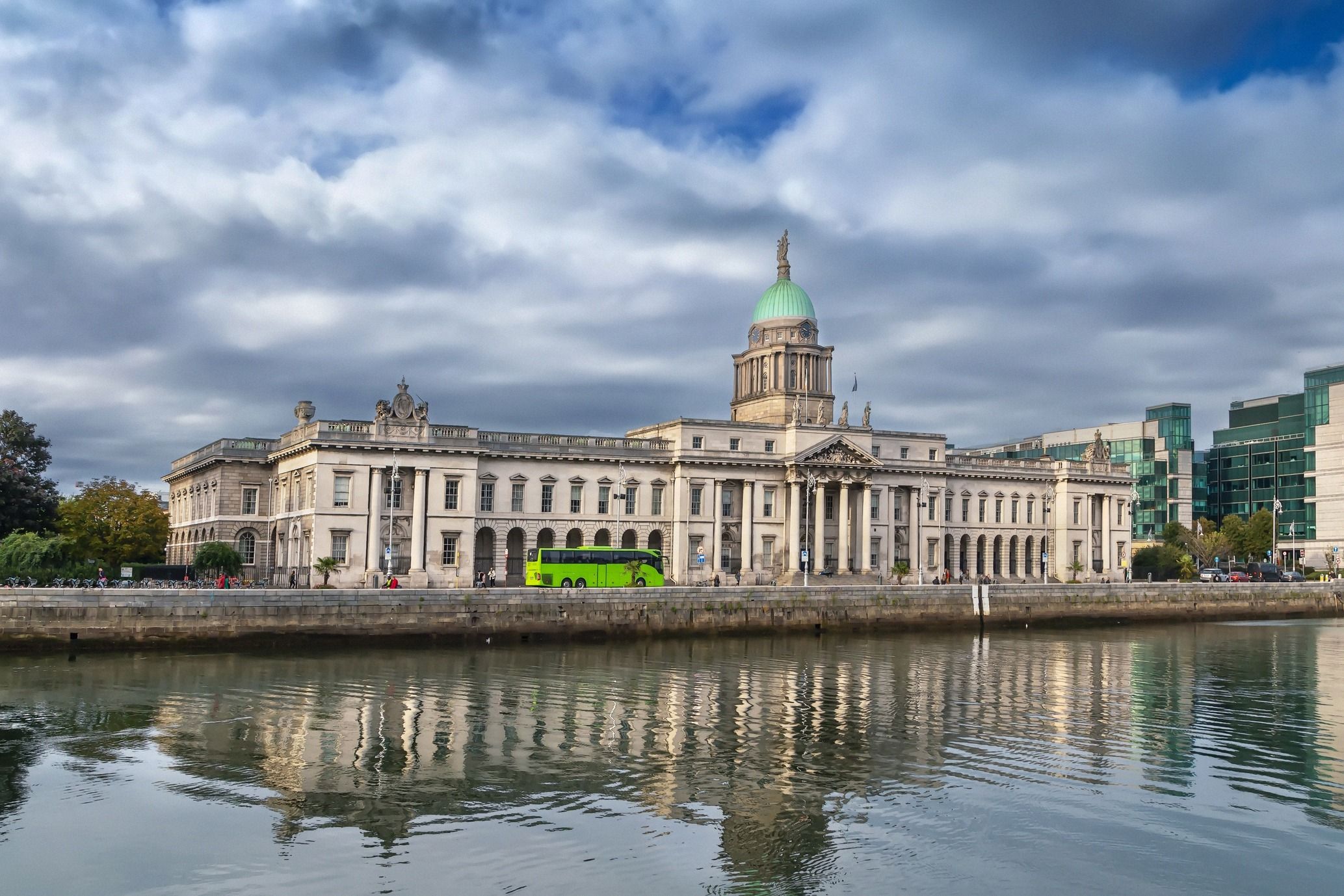 Neoklassizistisches Custom House mit charakteristischer grüner Kuppel am Ufer des River Liffey.