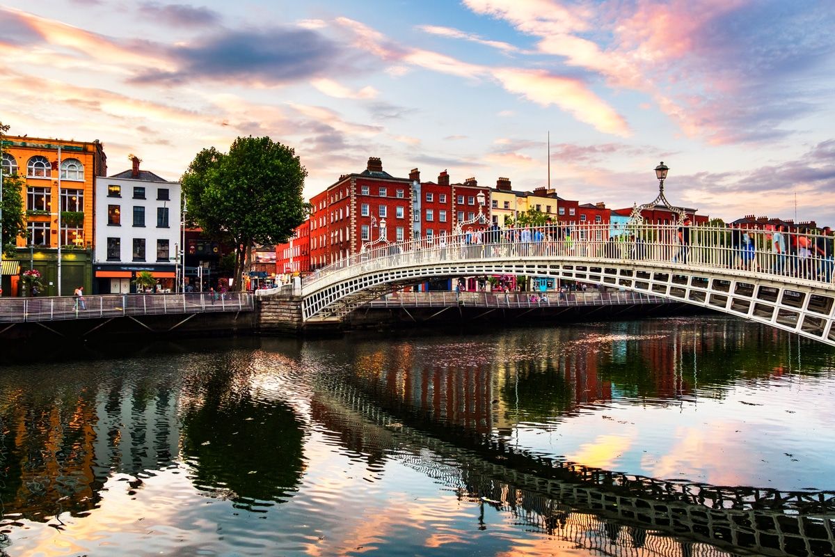 Blick über Dublin mit der Liffey und den georgianischen Fassaden