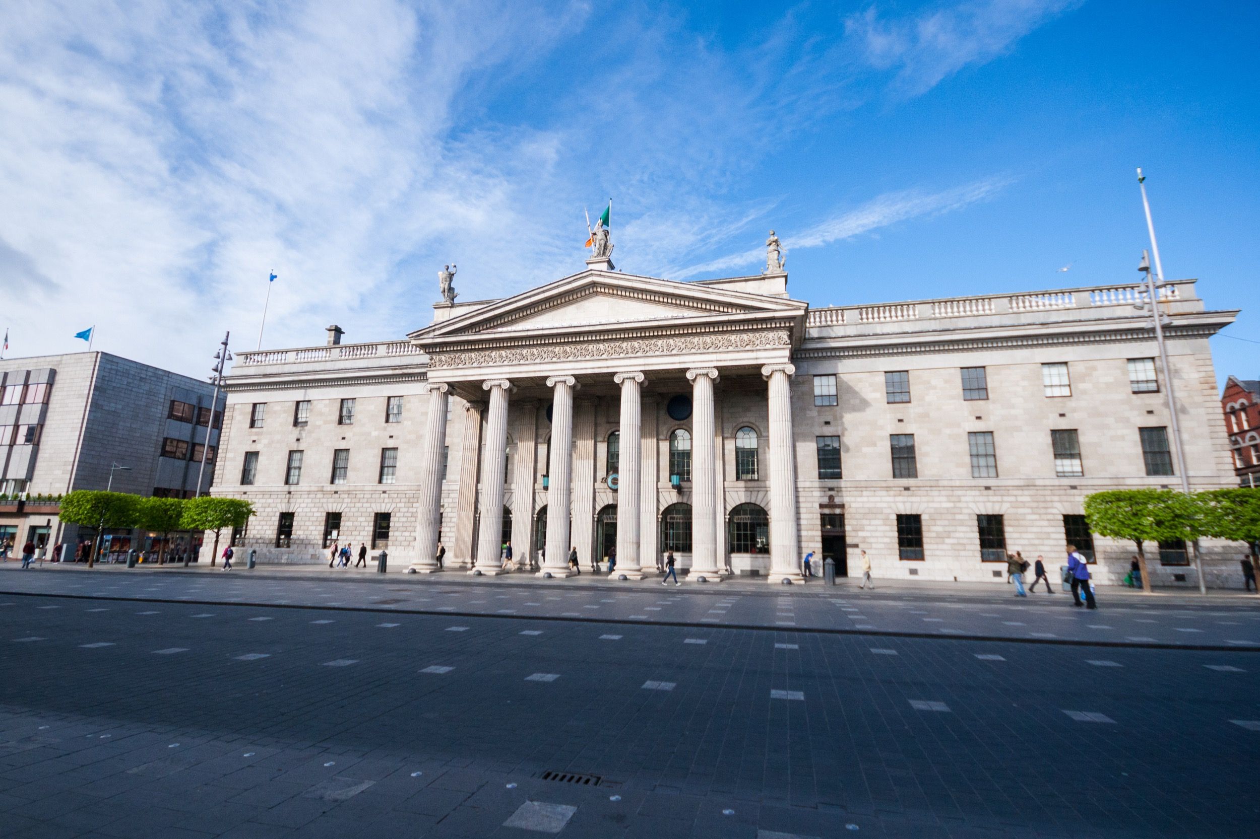 Das General Post Office (GPO) an der O'Connell Street mit ionischem Saeulenportikus.