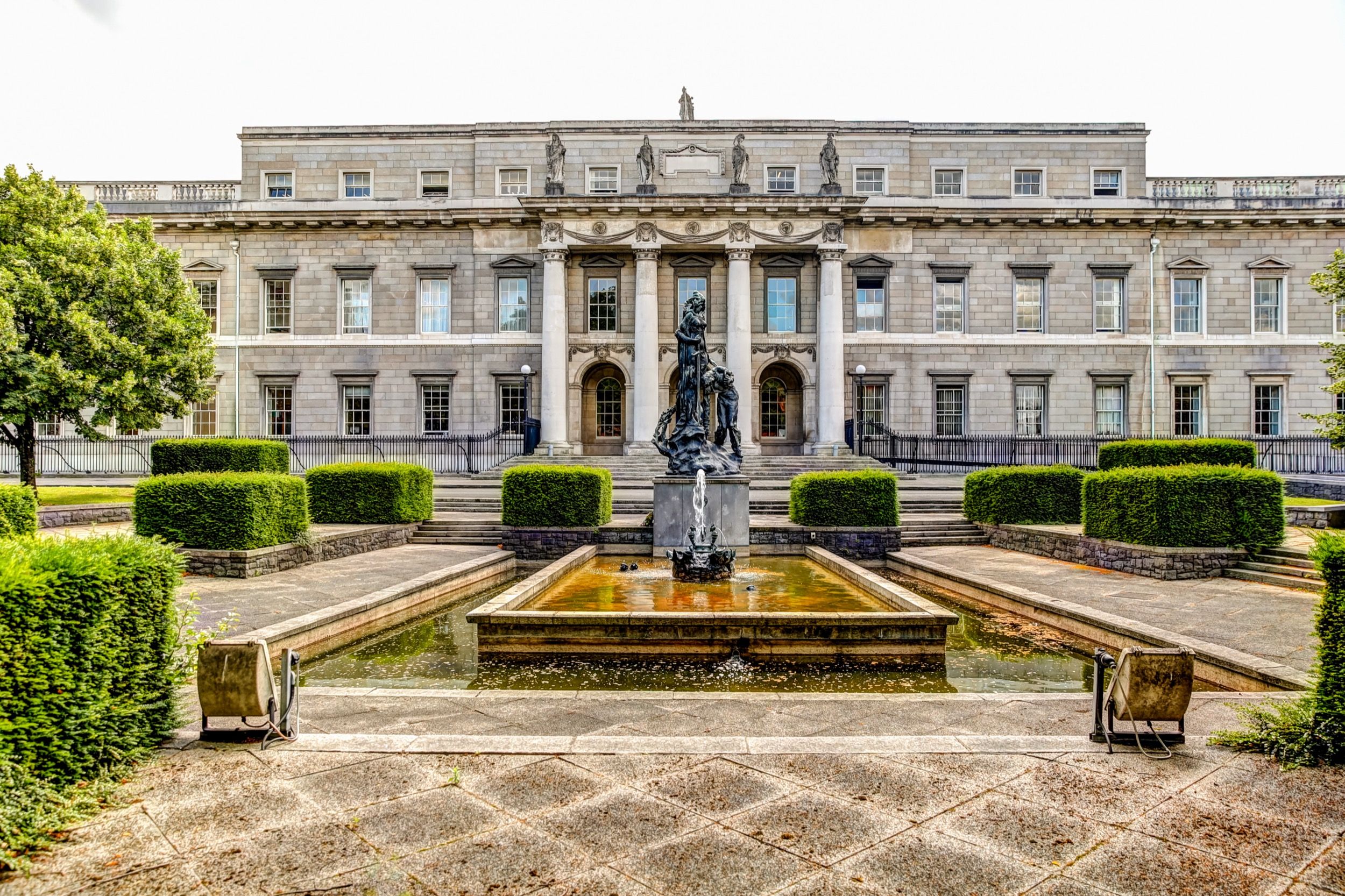 Die edwardianisch-neoklassizistischen Government Buildings an der Merrion Street mit Saeulenportikus und formalem Brunnenhof.