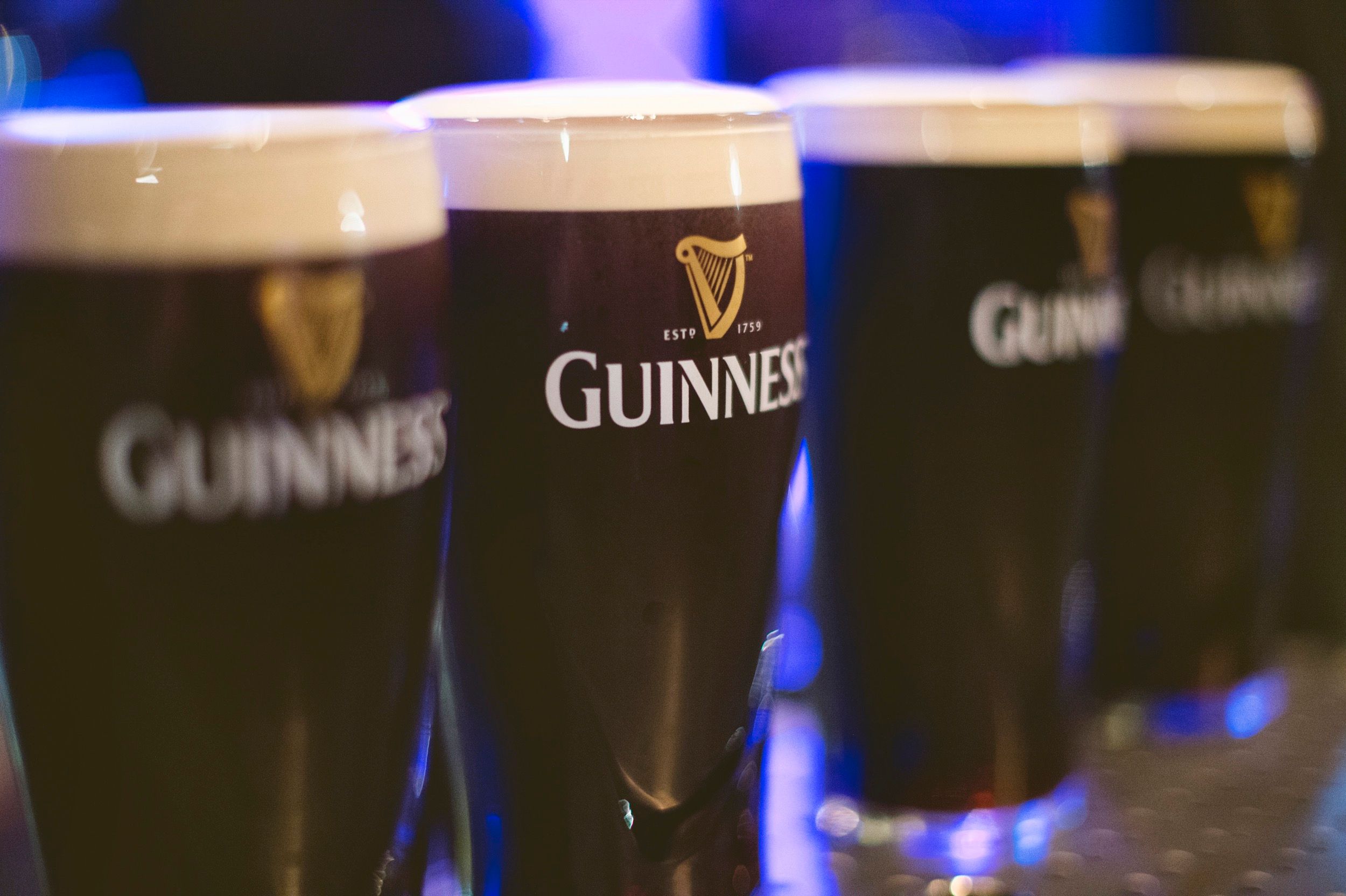 Das Guinness Storehouse mit modernem Rundturm und Gravity Bar Aussichtspunkt über Dublin.
