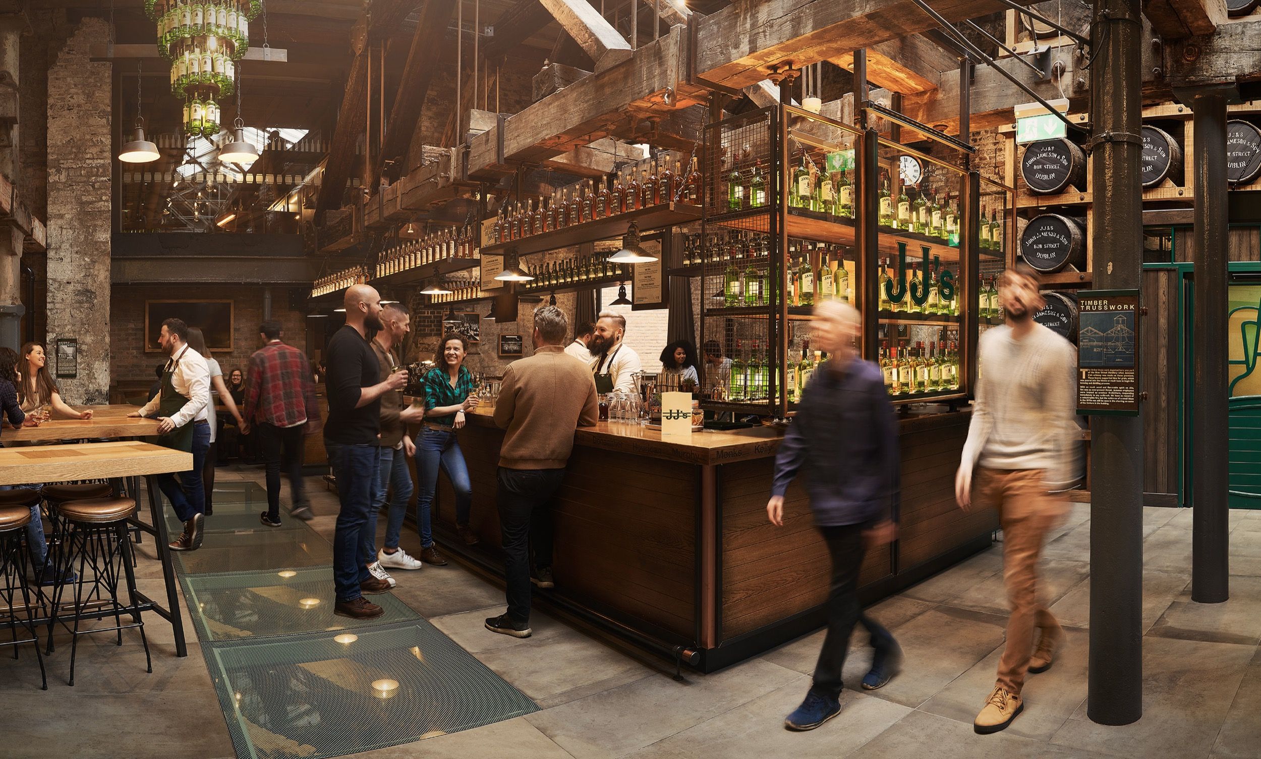 Innenaufnahme der Jameson Distillery mit Whiskey-Fässern in verschiedenen Reifeungsstufen.