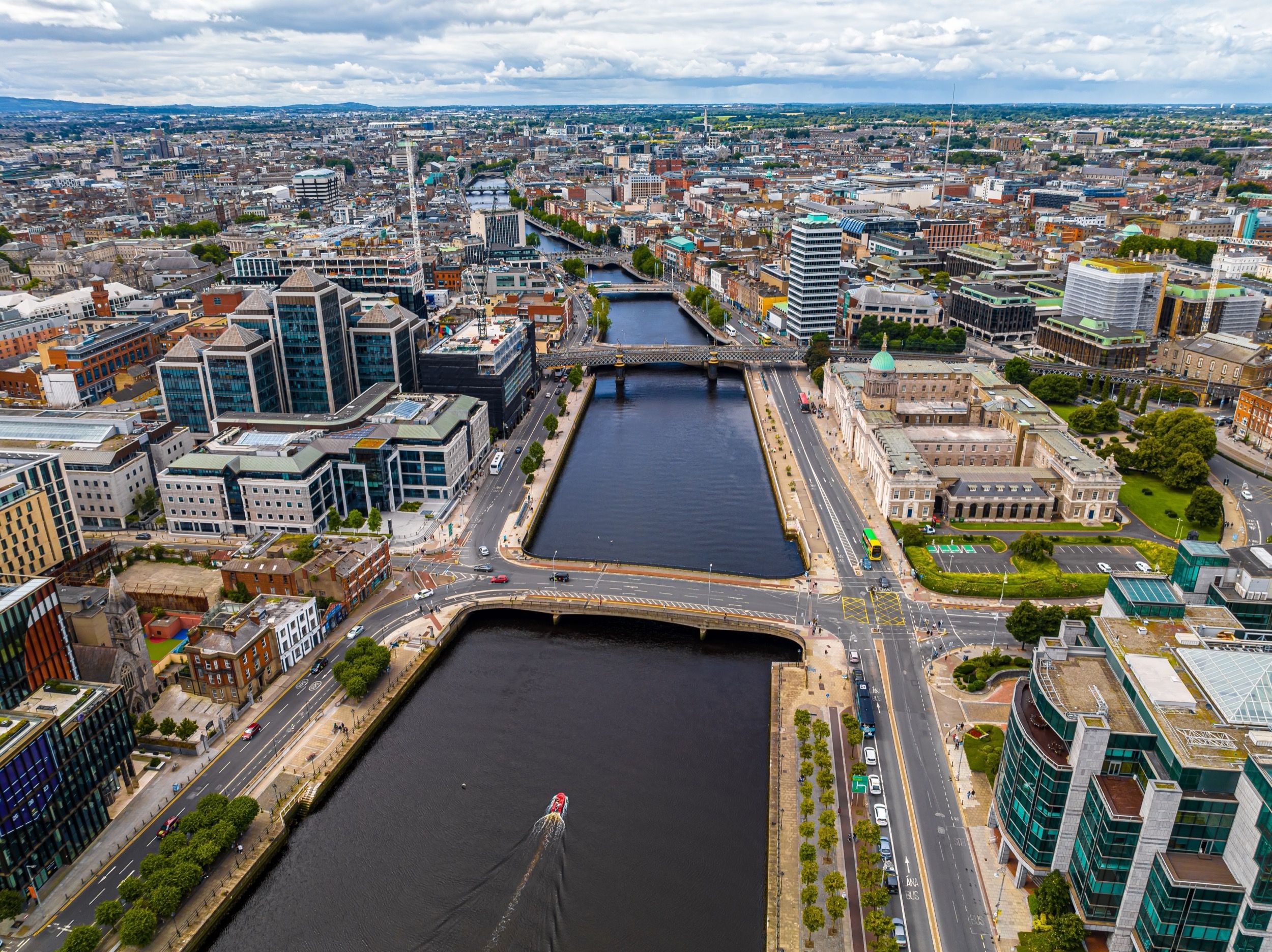 Luftbild ueber den Fluss Liffey mit mehreren Bruecken und Stadtpanorama.