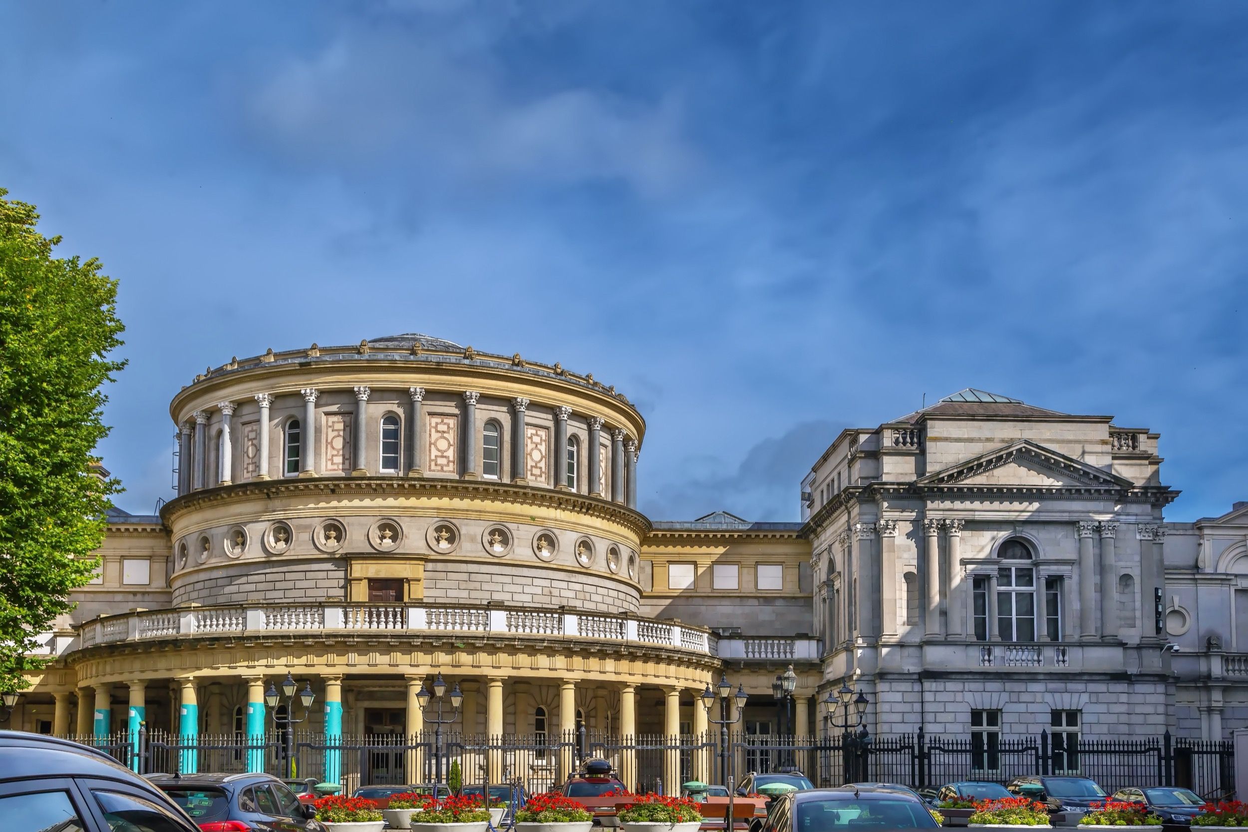 Rundes Kulturgebäude mit Säulengalerie und klassizistischer Architektur, Dublins bedeutende Bibliotheksanlage.