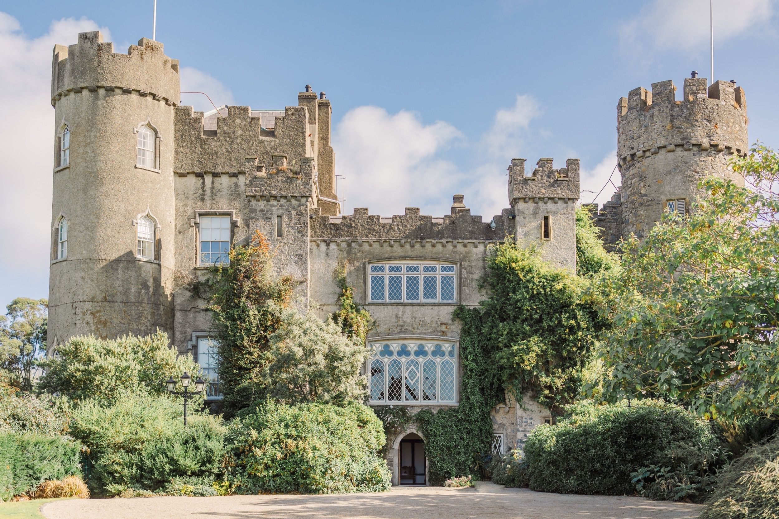 Mittelalterliche Burganlage mit Zinnen und Wehrtürmen in ländlicher Umgebung - vermutlich Malahide Castle im County Dublin.