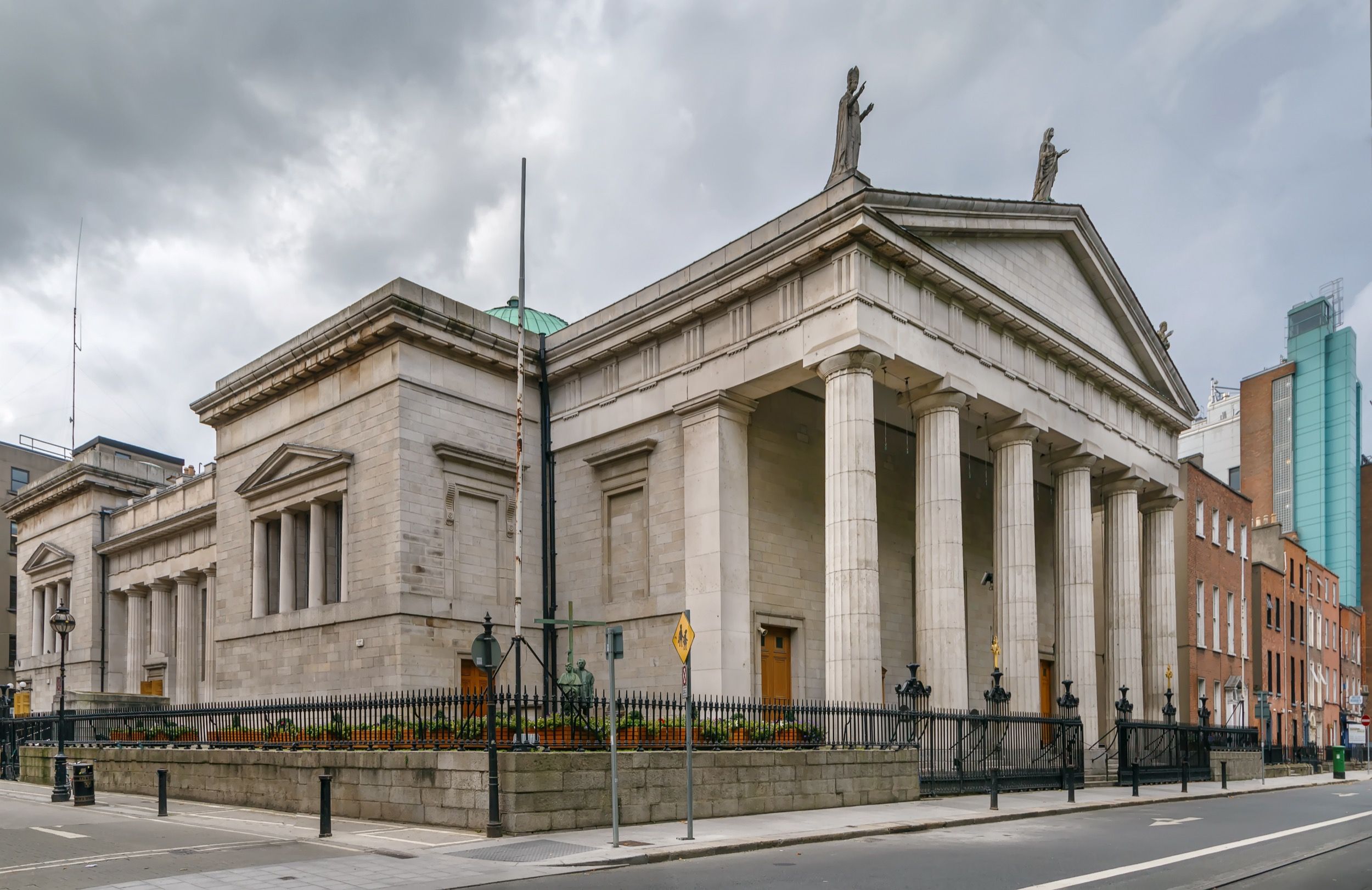 Neoklassizistische Kirche mit ionischen Säulen und Frontportal, typisch georgianischer Architektur.