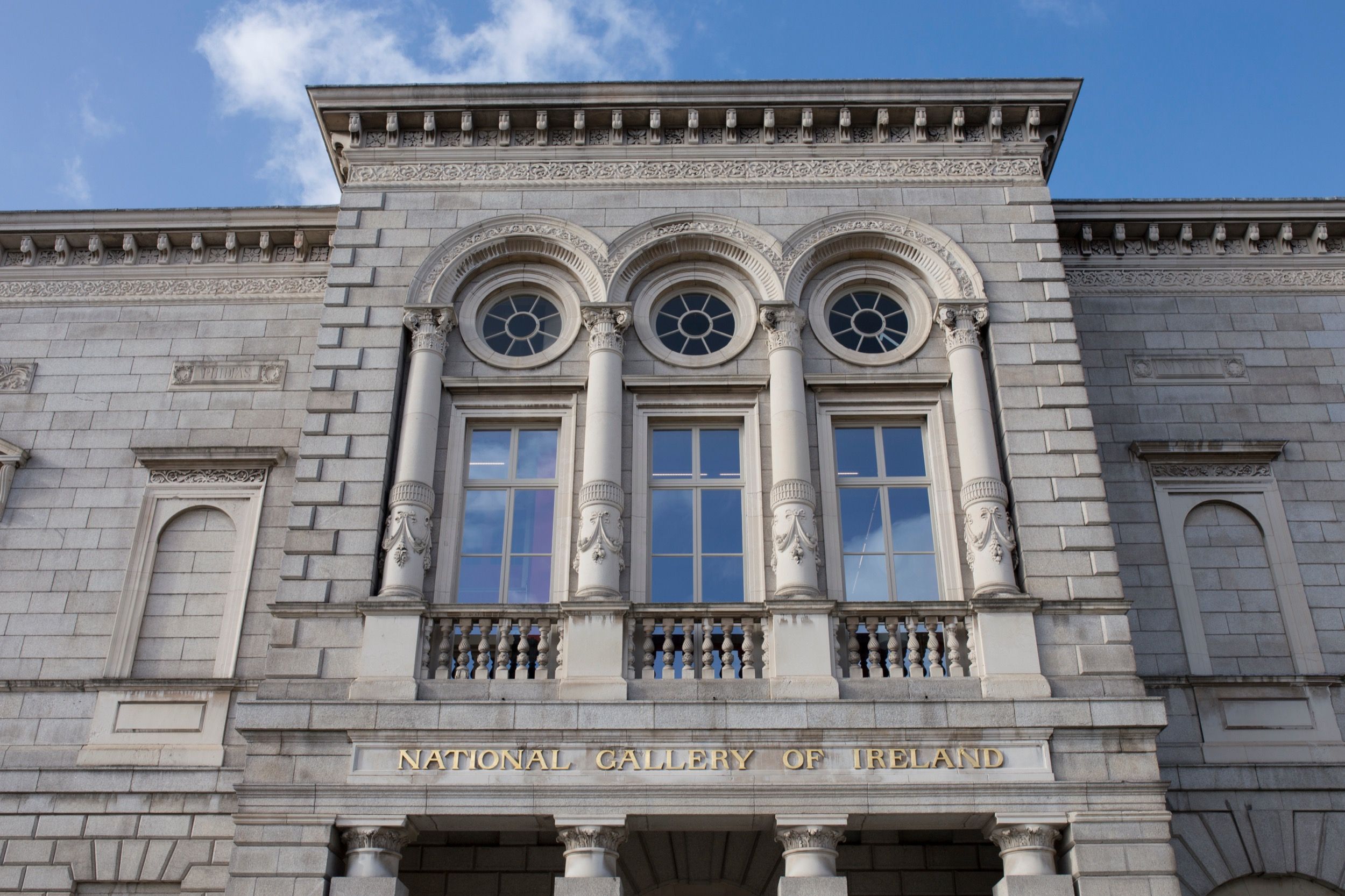 Neoklassizistische Fassade der National Gallery of Ireland mit dem vergoldeten Schriftzug am Eingang.
