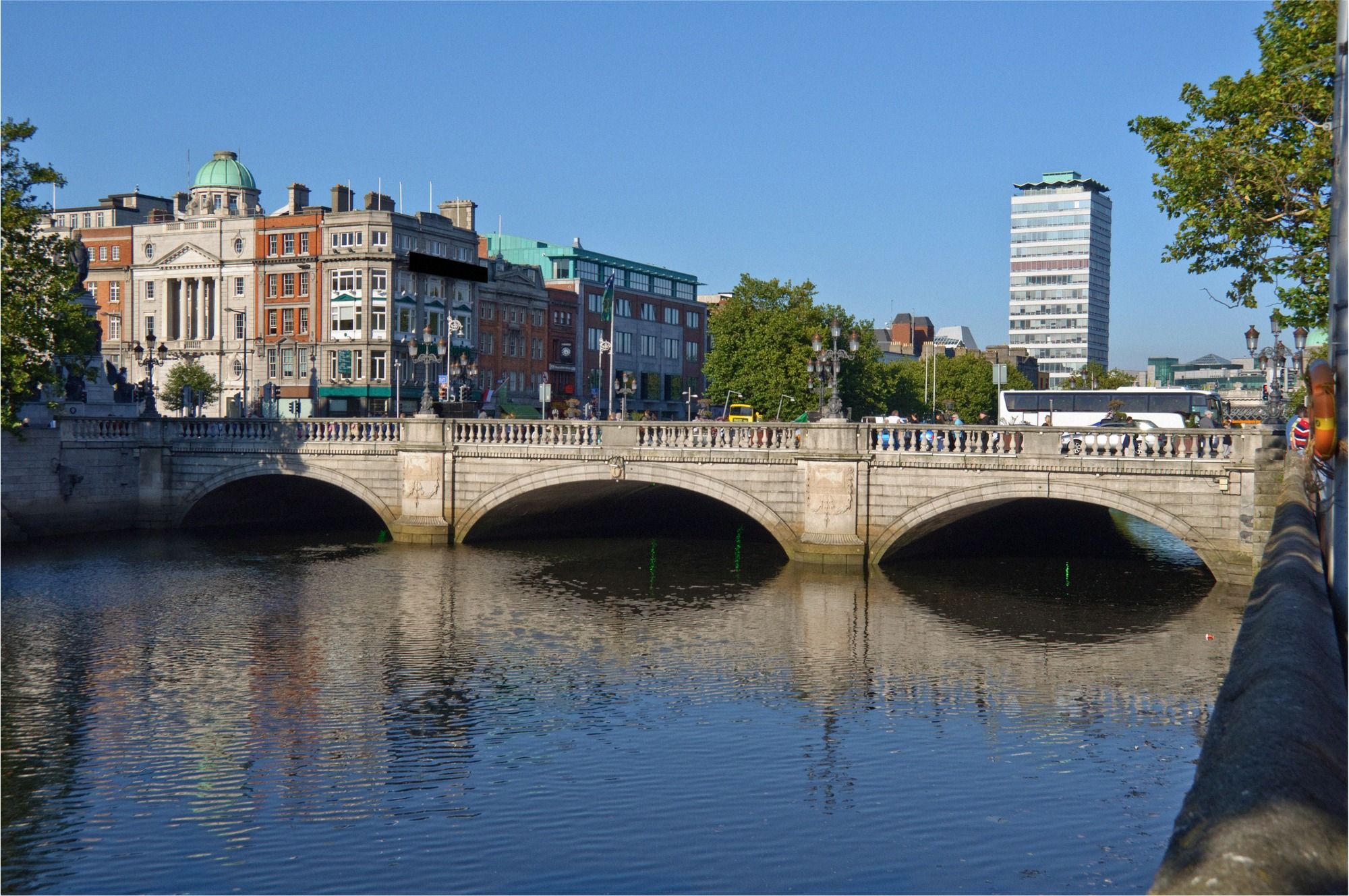 O'Connell Bridge über den River Liffey mit georgianischen Häuserreihen und modernem Stadtbild Dublins.