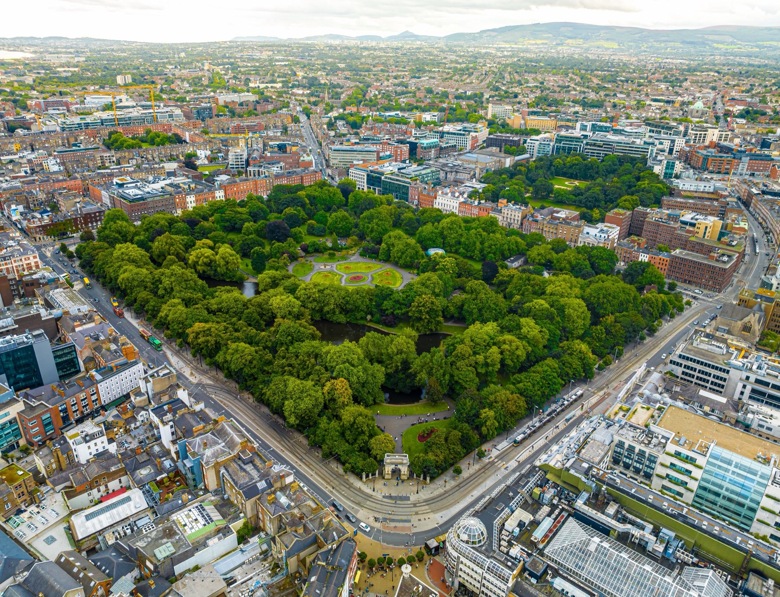 St Stephen's Green mit historischen georgianischen Häuserfassaden in Rot und Weiß, zeigt die viktorianische Architektur und Stadtplanung Dublins.