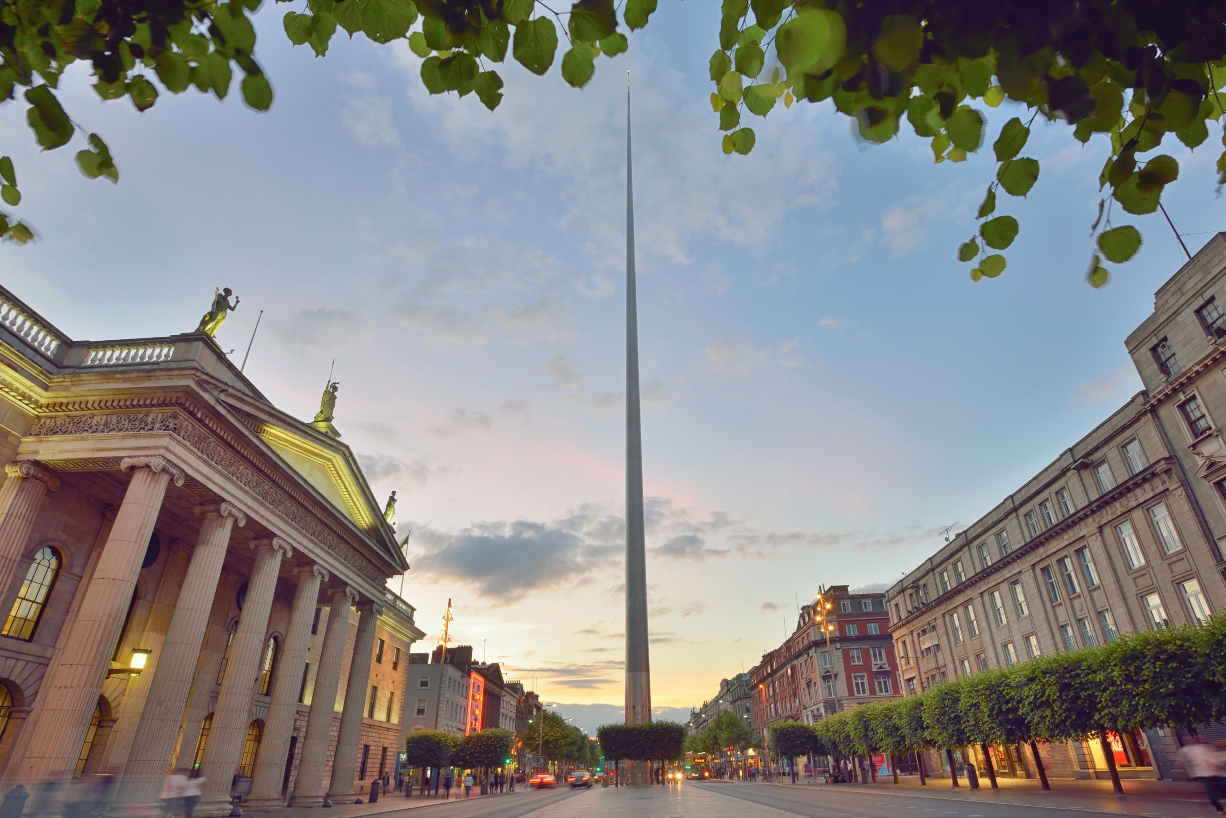 The Spire (Monument of Light) von unten fotografiert mit Weitwinkel-Perspektive auf O'Connell Street.