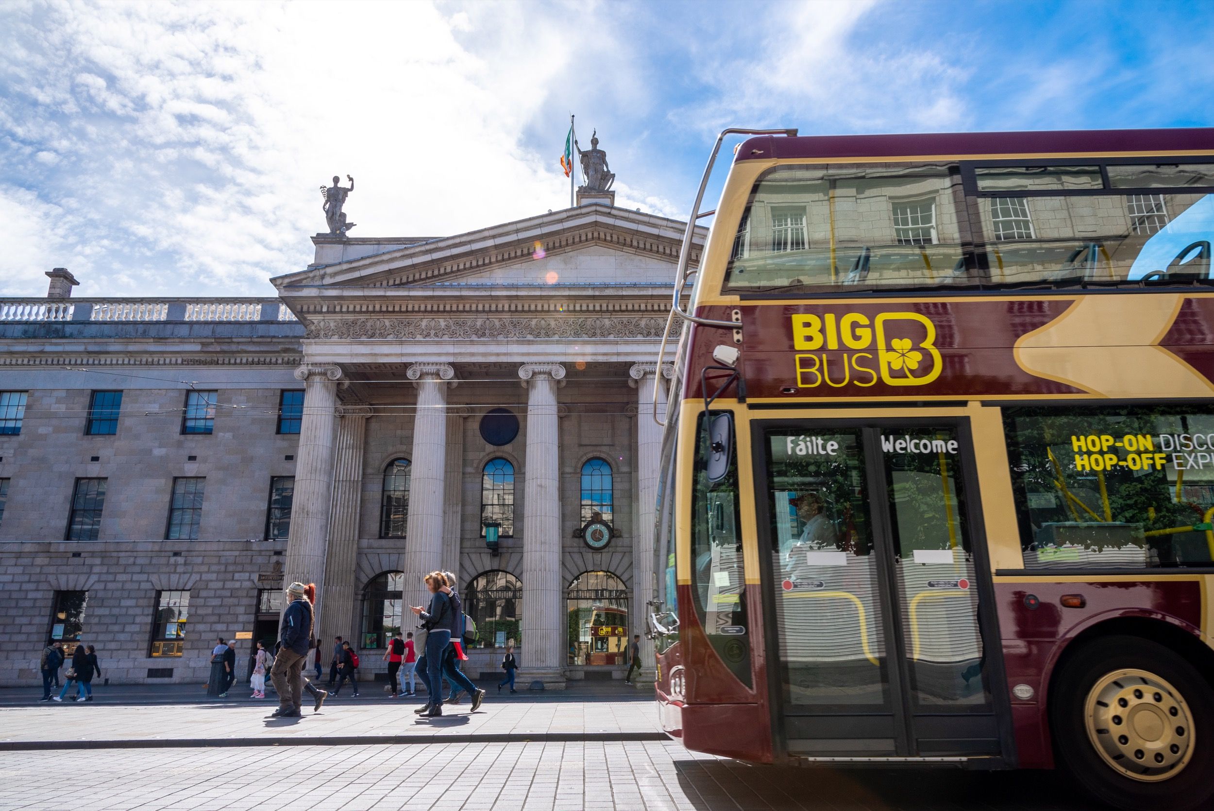 Ein roter Big Bus Hop-on-Hop-off-Doppeldeckerbus steht vor dem neoklassizistischen General Post Office an der O'Connell Street in Dublin.