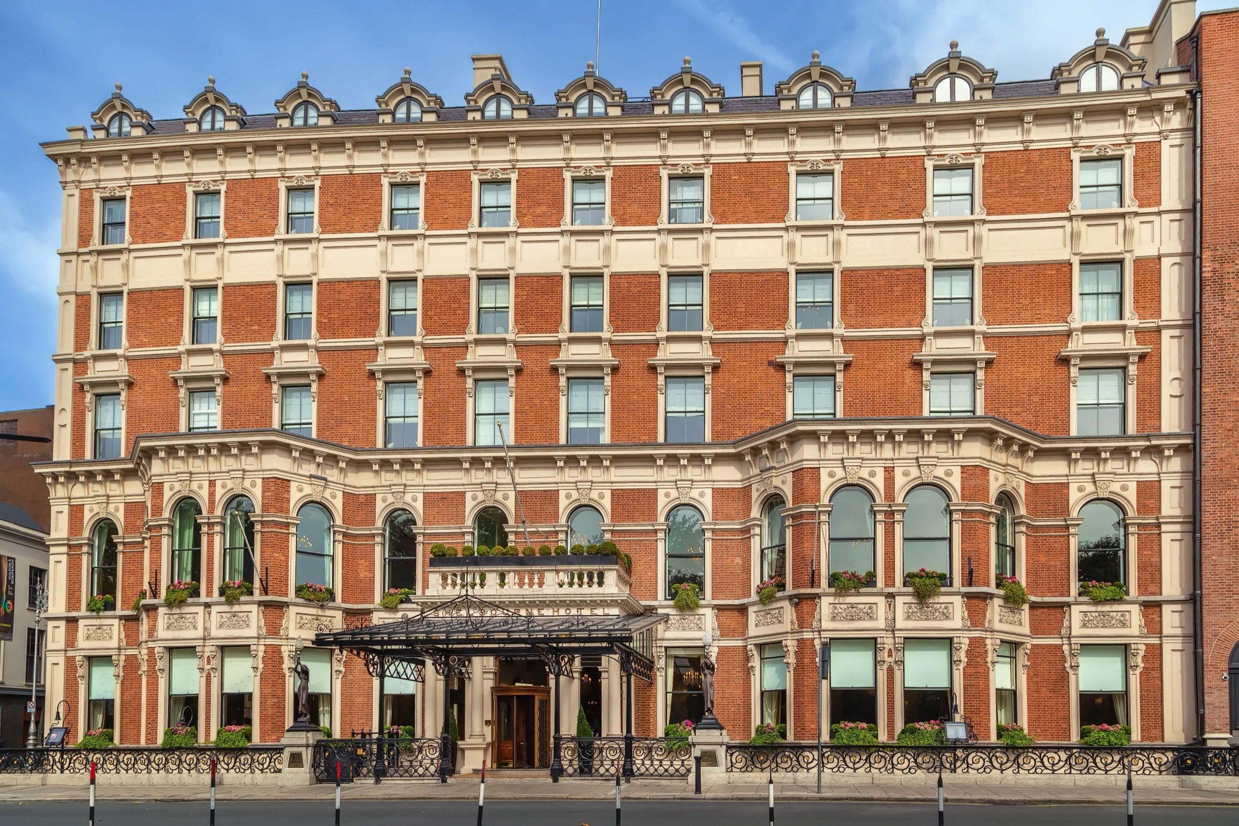 Historisches 5-stöckiges viktorianisches Luxushotel mit roter Backsteinfront und eleganten Verzierungen.