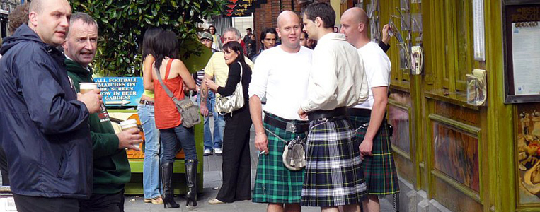 In den Pubs trifft man sich auch gerne im traditionellen irischen Outfit, dem Kilt