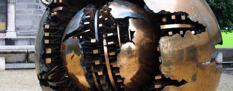 Sphere Within Sphere Skulptur von Arnaldo Pomodoro