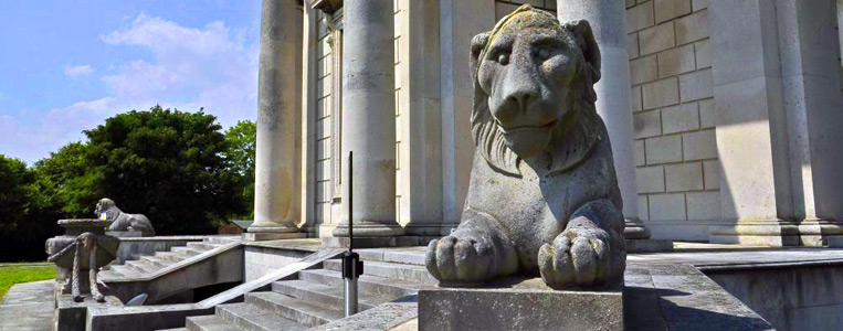 Das neo-klassizistische Bauwerk aus dem 18. Jh. weist zahlreiche interessante Details auf