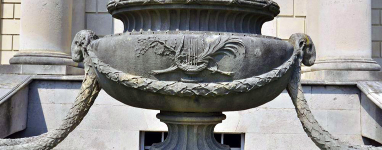 Kunstvoll verzierte Urne mit dem Symbol der irischen Harfe und Widderköpfen