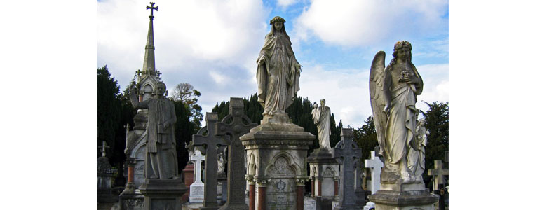 Zahlreiche Gräber sind mit engelsgleichen Abbildern der verstorbenen verziert