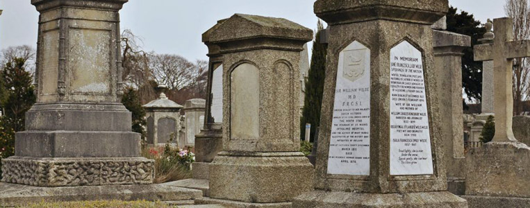 Zahlreiche sowohl historisch als auch architektonisch interessante Gräber befinden sich auf dem Friedhof