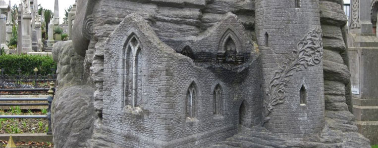 Viele Gräber haben aufwendig verzierte Grabsteine