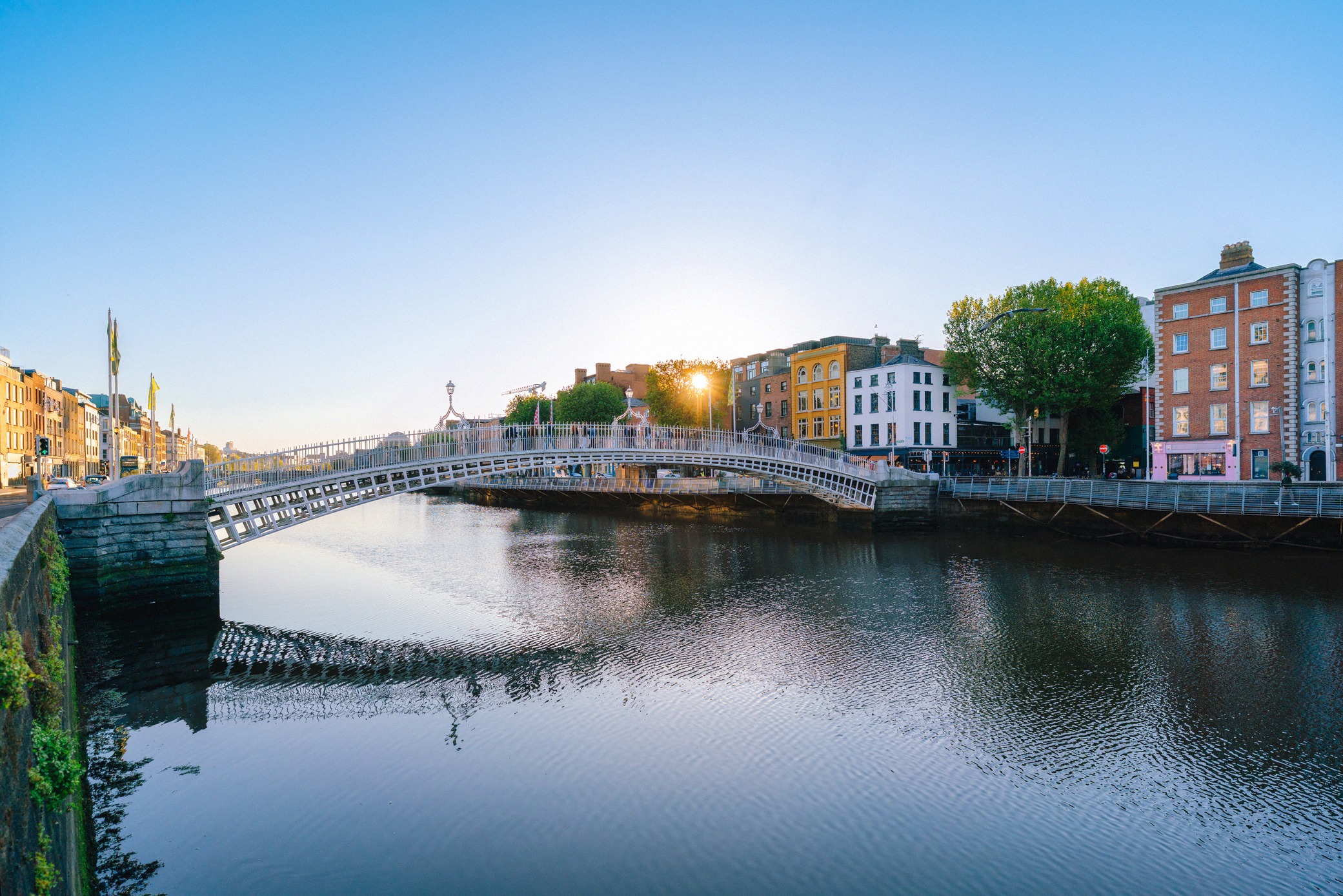 Blick über Dublin mit der Liffey und den georgianischen Fassaden