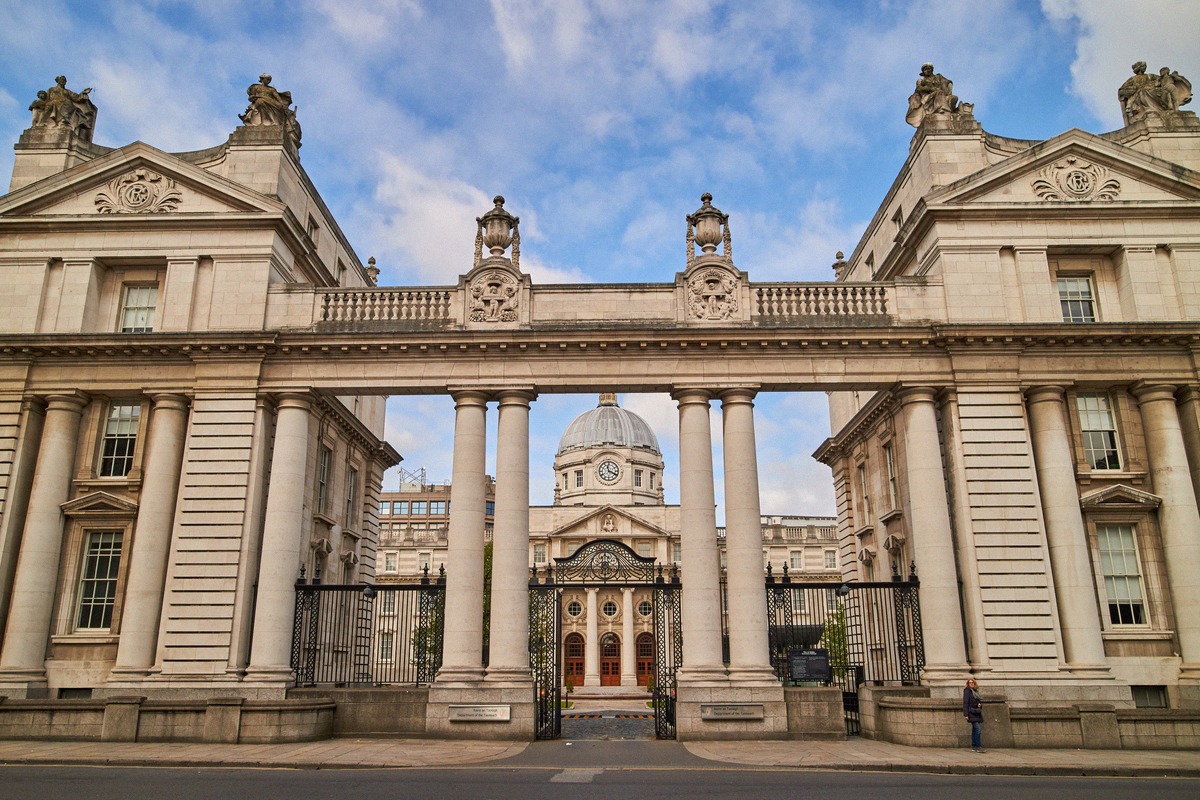 Leinster House an der Kildare Street: georgianische Fassade mit Wappenschild zwischen ionischen Säulen.
